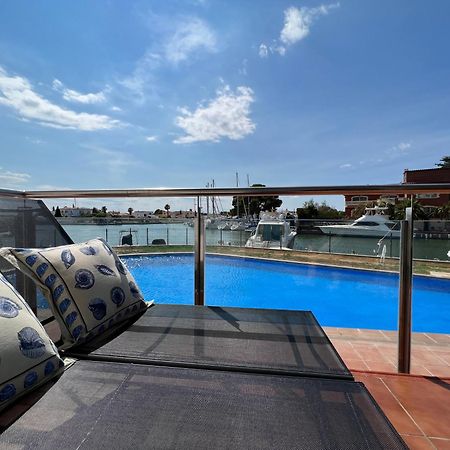 Blau Apartamento Frente A Los Canales Y Las Puestas De Sol De Roses Luaran gambar