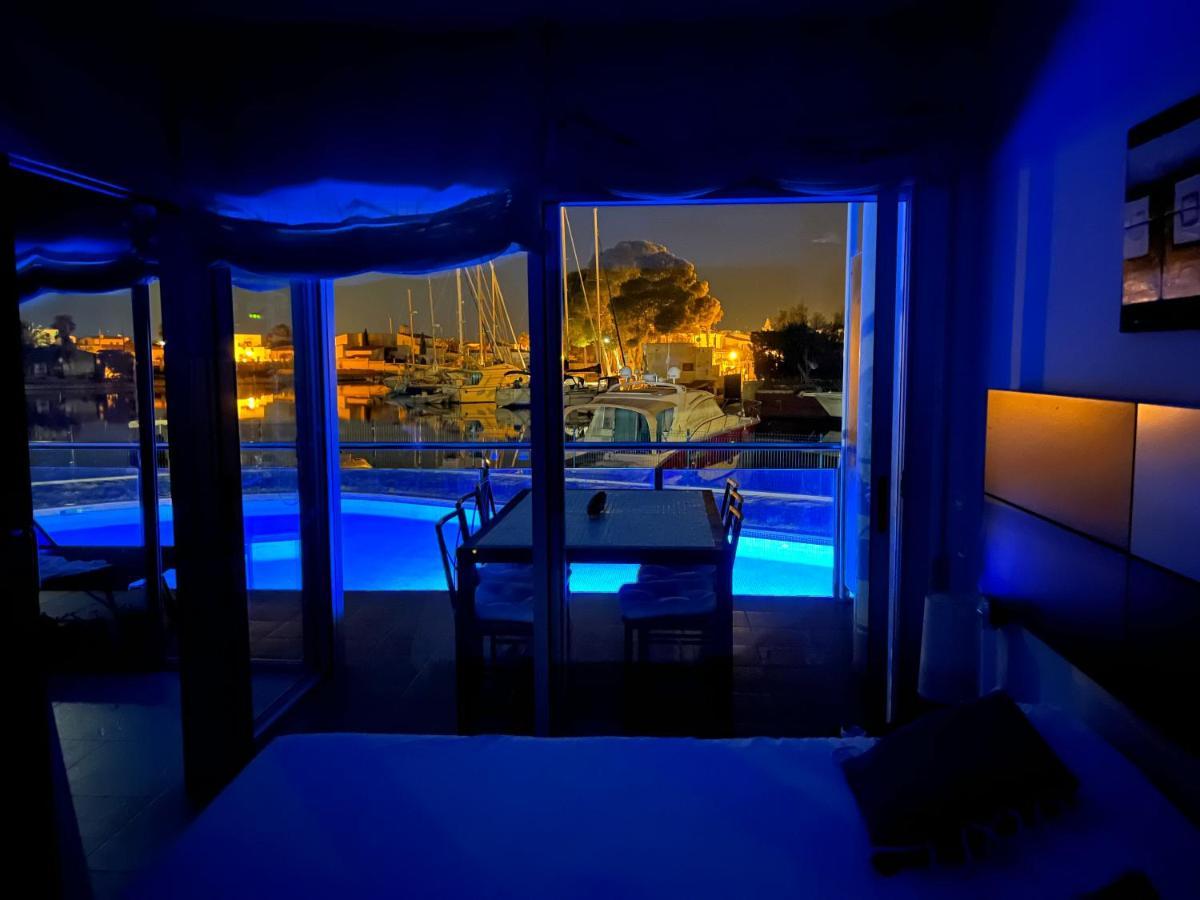 Blau Apartamento Frente A Los Canales Y Las Puestas De Sol De Roses Luaran gambar