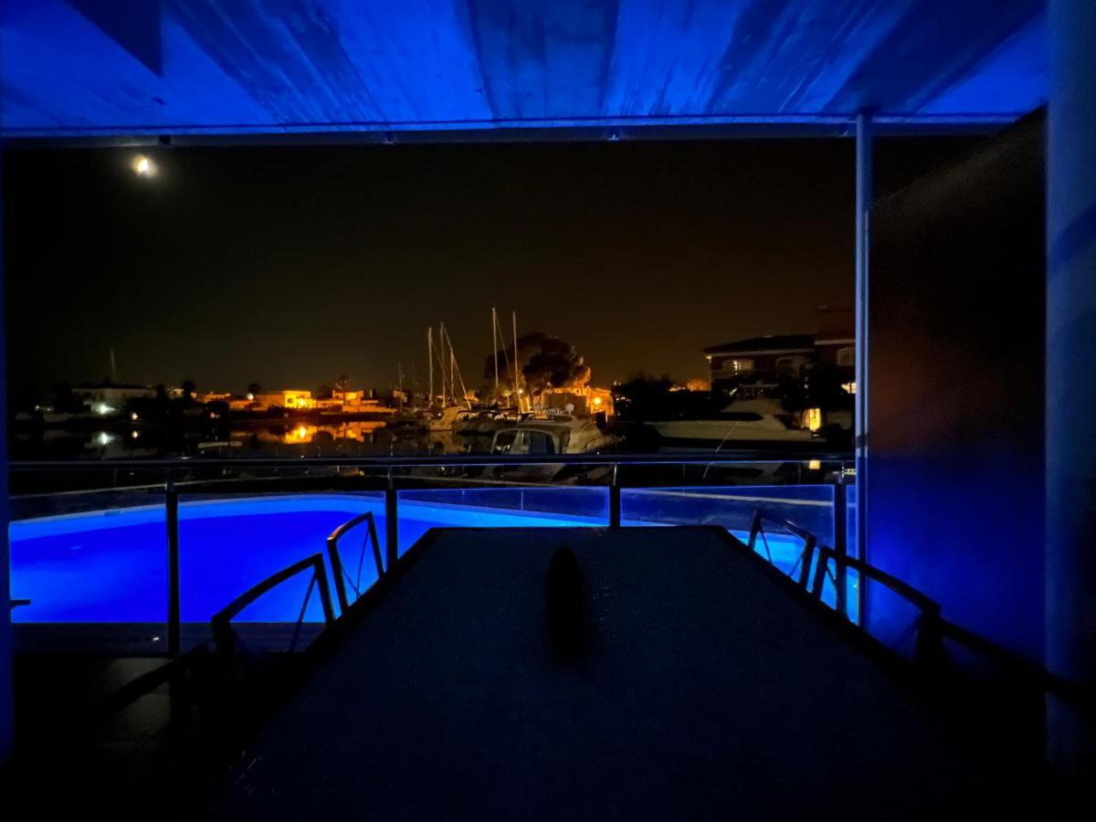 Blau Apartamento Frente A Los Canales Y Las Puestas De Sol De Roses Luaran gambar