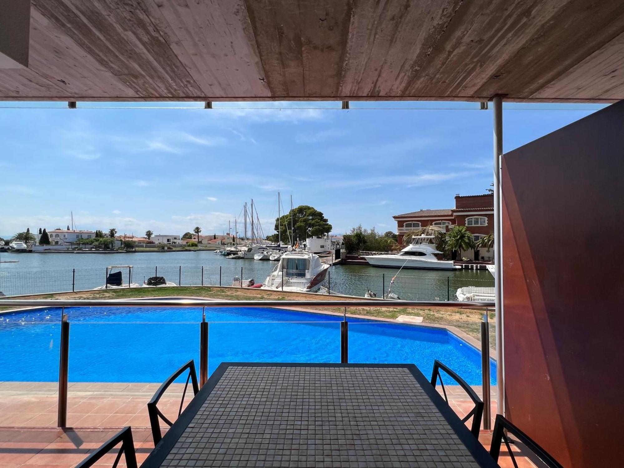 Blau Apartamento Frente A Los Canales Y Las Puestas De Sol De Roses Luaran gambar